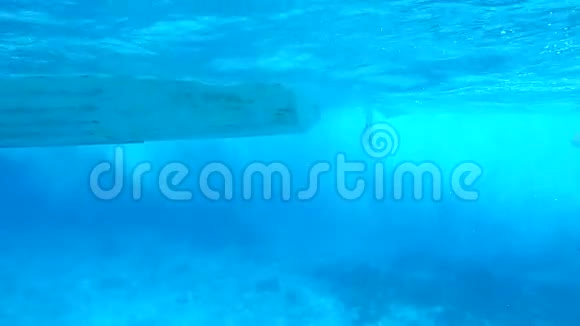 船底的水下景观用潜水船清除蓝水高清GoPro慢动作潜水背景视频的预览图