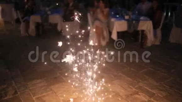 婚礼上的孟加拉灯冷光喷泉第一个视频的预览图