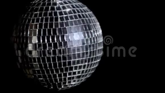 迪斯科镜球在黑色背景与共空间与闪光4kUHD视频的预览图