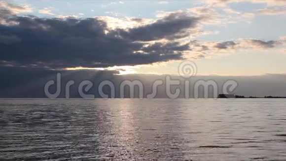 日落时分俄罗斯的奥布河河中倒影的阳光视频的预览图