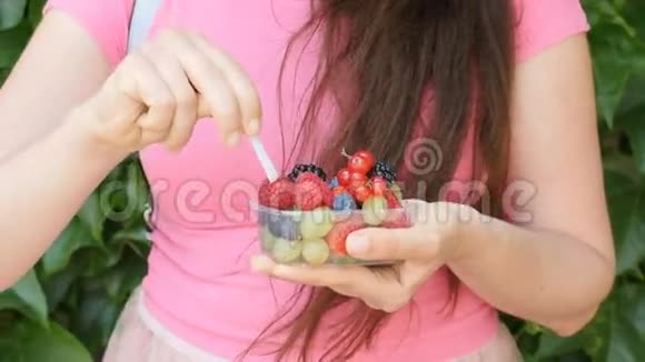 把女人手里拿着浆果和水果混合在一起视频的预览图