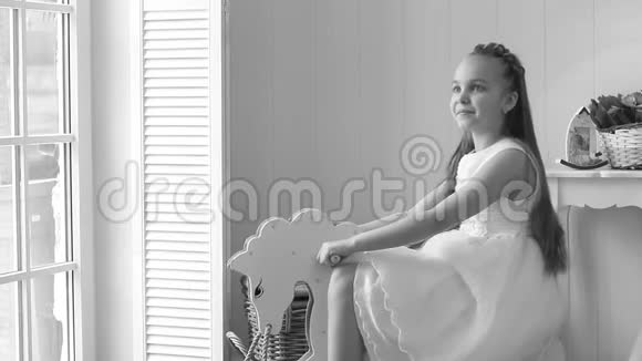 令人惊讶的是漂亮的少女穿着一件漂亮的裙子在房子的内部视频的预览图