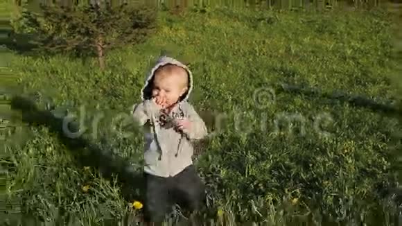 一岁的小男孩在走路慢动作视频的预览图