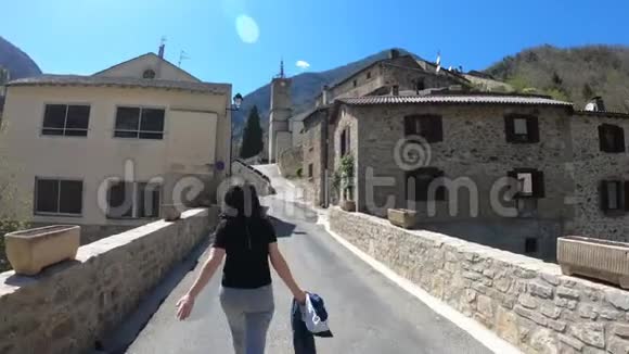 法国一名单身妇女在一个比利牛斯村的街道上行走视频的预览图