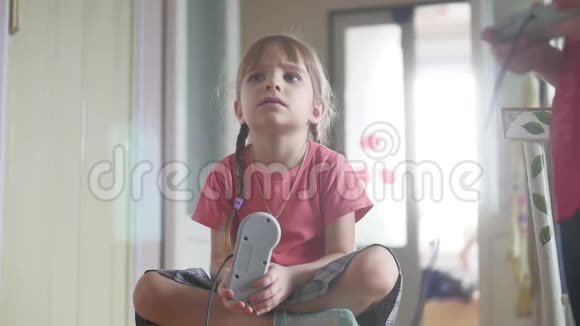 幼儿女孩玩电子游戏游戏玩家女孩游戏用控制器视频的预览图