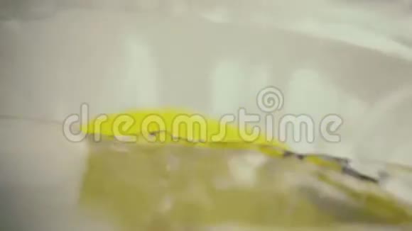 慢点一片柠檬滴在水里视频的预览图