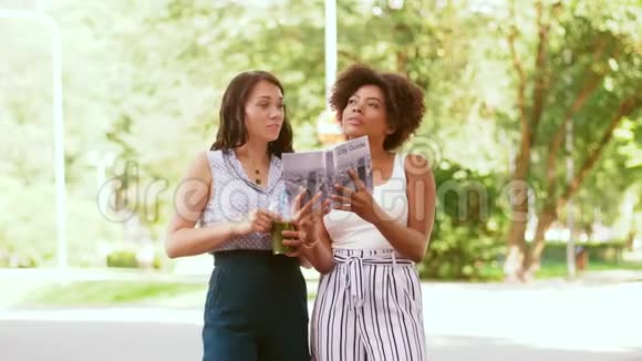 带城市指南和街头饮料的妇女视频的预览图