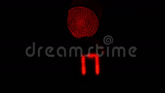 夜间交通灯标志视频的预览图