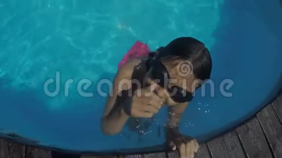少女在泳池里水下女孩在水下潜入游泳池视频的预览图