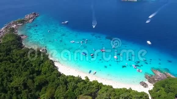 受欢迎的公主海滩和蓝色清水与船和小岛屿空中高清慢速运动西米兰泰国视频的预览图