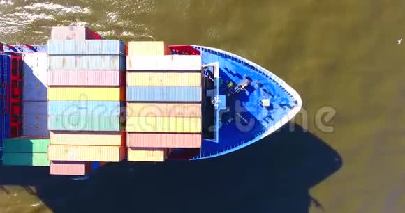 货船的鸟瞰图集装箱船正在运行的支撑船视频的预览图