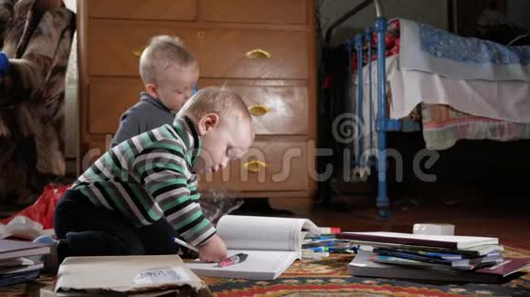 两个男孩在家玩文具可爱的兄弟会度过有趣的时光视频的预览图