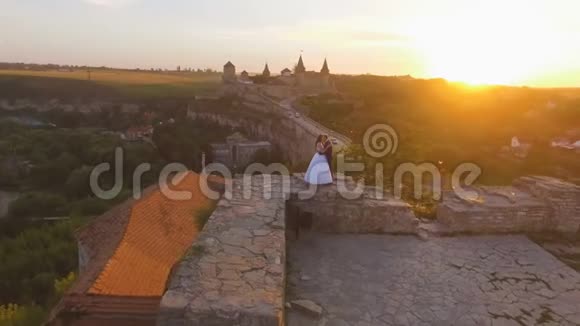 鸟瞰美丽的情侣漫步在古色古香的大城堡4k视频的预览图
