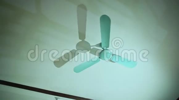 晚上在房间里运行风扇一个人把影子留在天花板上视频的预览图