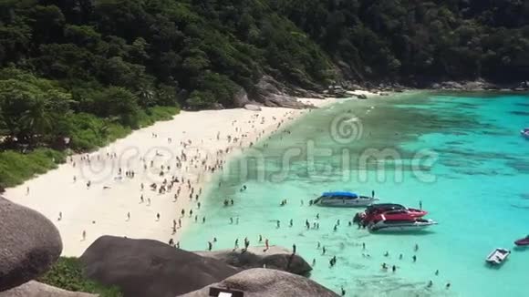海滩场景充满了快艇乘客游泳日光浴和享受蓝色的水泰国西米兰岛视频的预览图