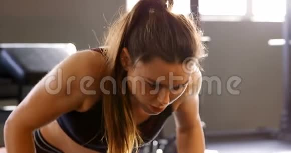 在健身室做俯卧撑的女人视频的预览图