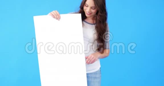 美丽的女人拿着空白的标语牌竖起大拇指视频的预览图