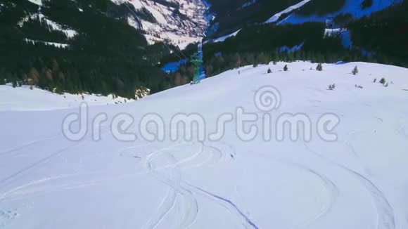 奥地利泽尔姆西索道舱施密顿坐骑的斜坡视频的预览图