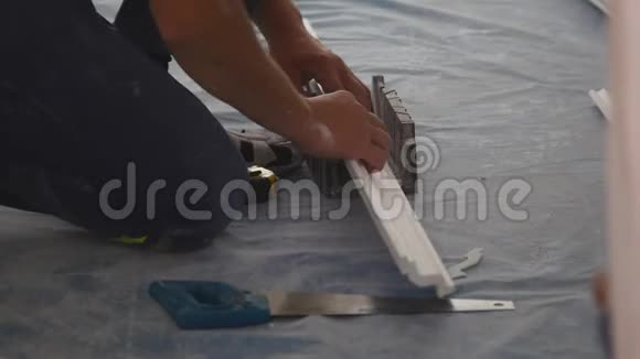 天花板衬裙的锯切工作视频的预览图