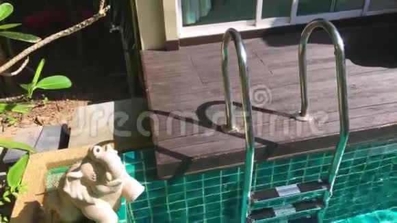 别墅小泰国游泳池楼梯与扶手视图高清泰国普吉岛视频的预览图