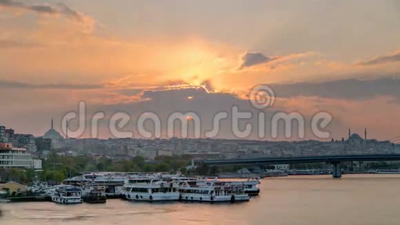 日落时分在Bosphorus的客运渡轮伊斯坦布尔天际线土耳其视频的预览图
