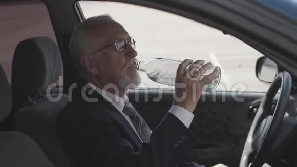 老人坐在车里喝伏特加喝醉的司机视频的预览图