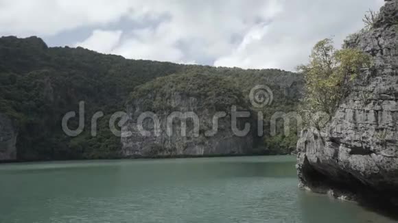 泰国热带丛林湖泊岛屿野山自然国家公园游艇岩石视频的预览图