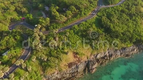 美丽的岛路到大众旅游观景点高清鸟瞰天堂热带景观泰国普吉岛视频的预览图