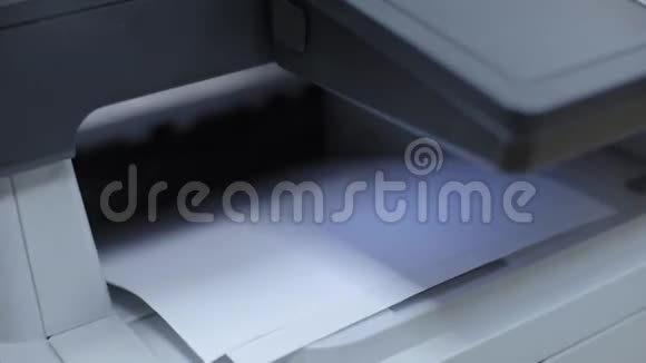 多功能打印机或复印机启动打印视频的预览图