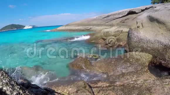美丽的海浪对抗巨大的岩石西米兰群岛碧水HDGoPro慢速运动泰国视频的预览图