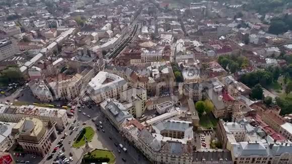 利沃夫的鸟瞰图旧城建筑和交通乌克兰4k视频的预览图