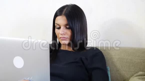 有笔记本电脑的年轻女性在做创业工作视频的预览图