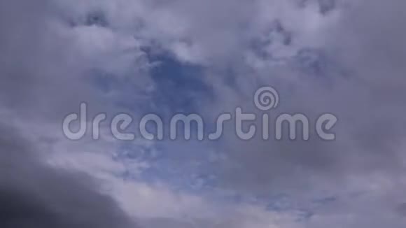 随着时间的推移云层从4K上空飘过视频的预览图