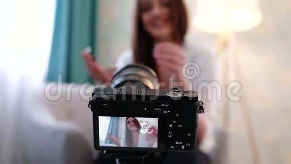 美女博客Blogger录制化妆教程视频的预览图
