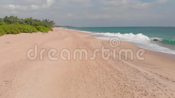 从上面可以看到斯里兰卡坦噶勒海滩的空中景色视频的预览图