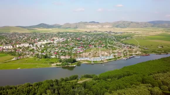巴尔干和多瑙河一个小镇的鸟瞰图视频的预览图