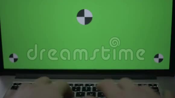 集中编程人员在位于系统控制室的个人计算机上工作电脑有绿色屏幕视频的预览图