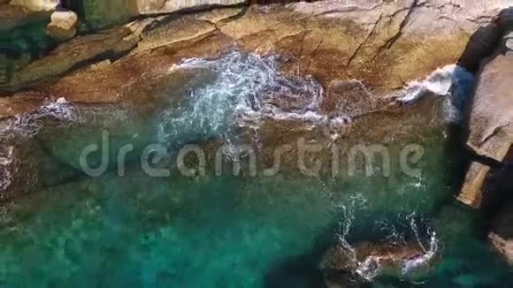 巨大的悬崖石头和强烈的蓝色水波在西米兰岛空中高清慢速运动泰国视频的预览图