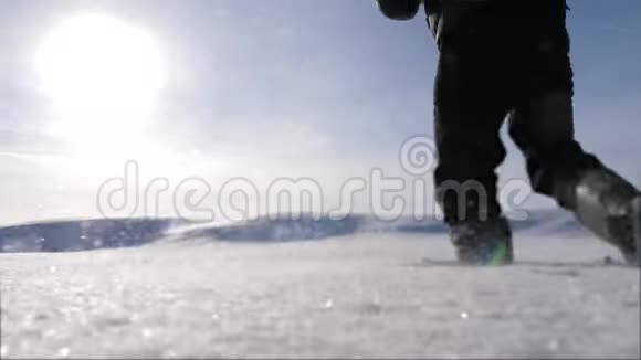 一队旅人沿着雪岭相向而行协调冬季游客的团队合作团队合作视频的预览图
