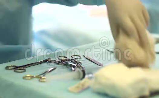 手术期间使用带手术器械和纱布拭子的托盘视频的预览图