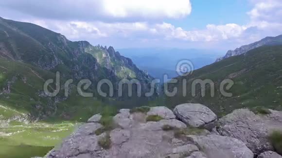 罗马尼亚奥穆峰附近的布塞吉山的鸟瞰图视频的预览图