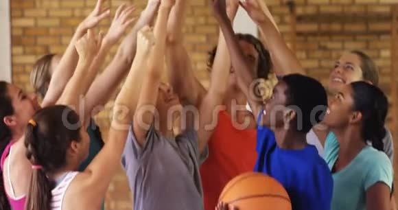 在篮球场上拿着奖杯的高中生视频的预览图