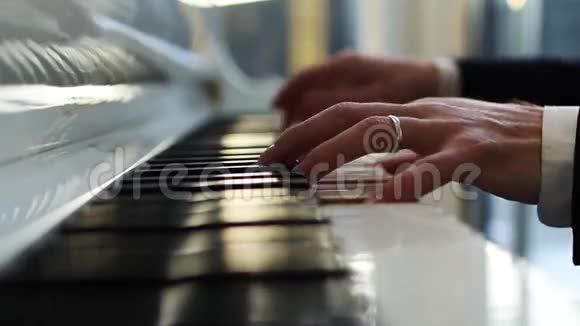 钢琴家把钢琴弹得很近视频的预览图