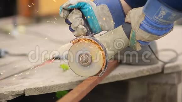 手套工人切割金属管角磨床关闭视频的预览图