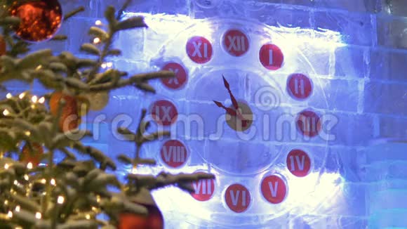 街道为圣诞节装饰钟显示直到新年的时间视频的预览图