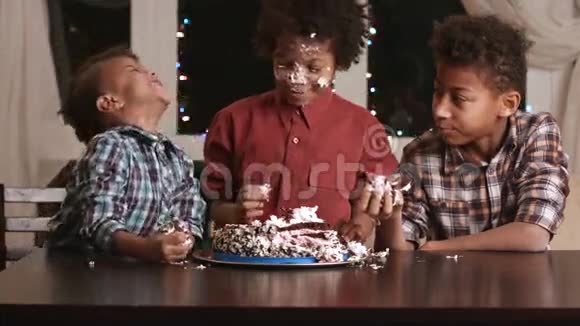 非洲男孩的脸砸蛋糕视频的预览图