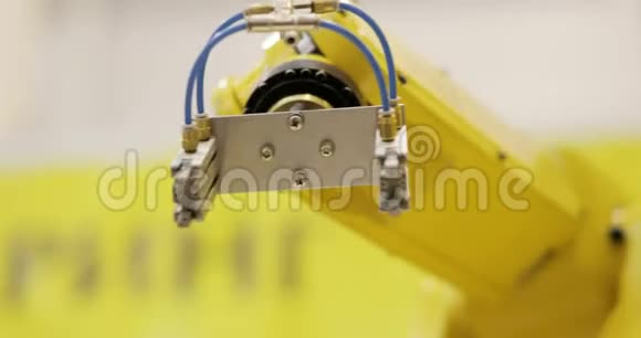 现代工业自动化机械臂装配产品视频的预览图