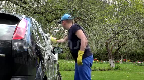 用泡沫塑料洗车抛光视频的预览图