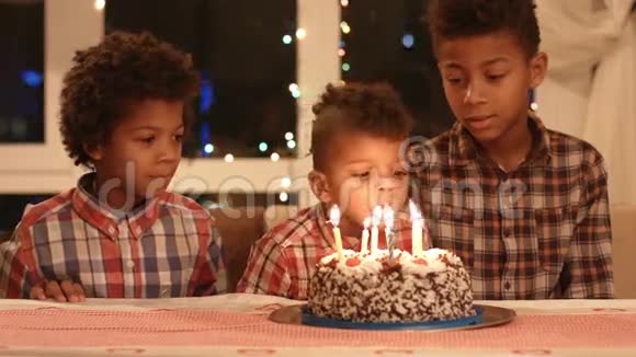孩子们吹着蛋糕的蜡烛视频的预览图