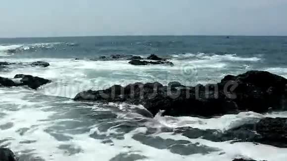 夏威夷科纳的黑色熔岩上的海浪视频的预览图